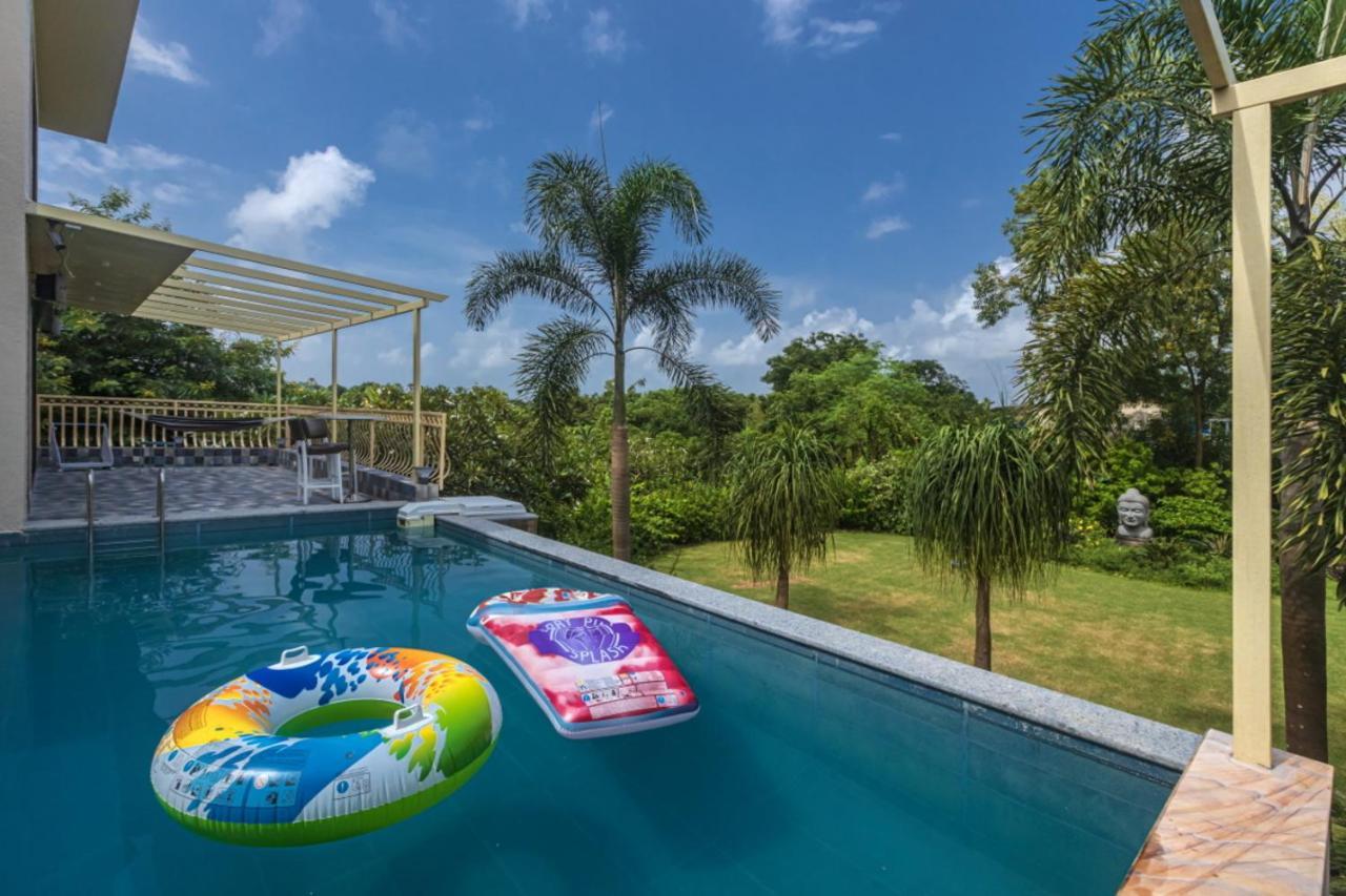 Saffronstays Aura, Alibaug - Luxury Pool Villa With A Game Room And Spacious Lawn Алібаґ Екстер'єр фото