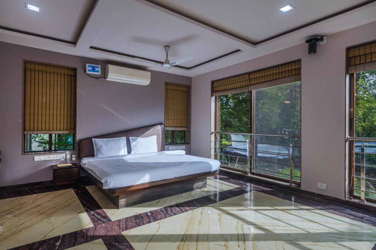Saffronstays Aura, Alibaug - Luxury Pool Villa With A Game Room And Spacious Lawn Алібаґ Екстер'єр фото